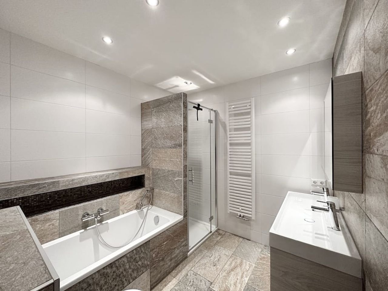 139 m² Apartment with 4 Bedrooms in the Apollo Neighborhood - Image 12