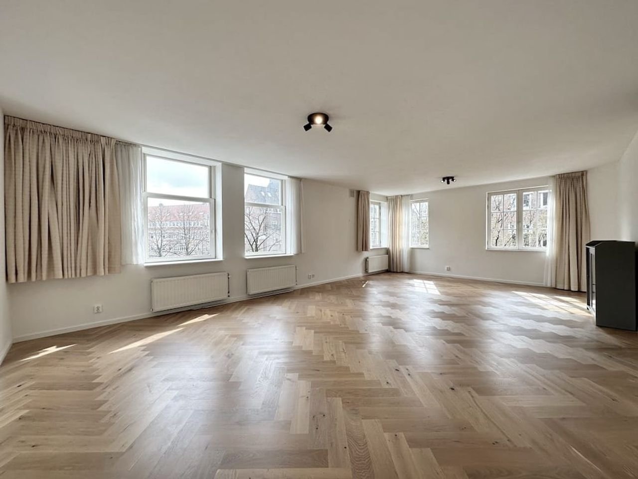 139 m² Apartment with 4 Bedrooms in the Apollo Neighborhood - Image 2