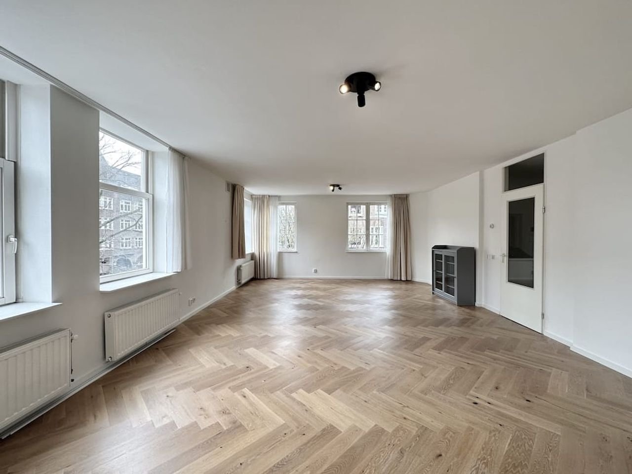 139 m² Apartment with 4 Bedrooms in the Apollo Neighborhood - Image 1