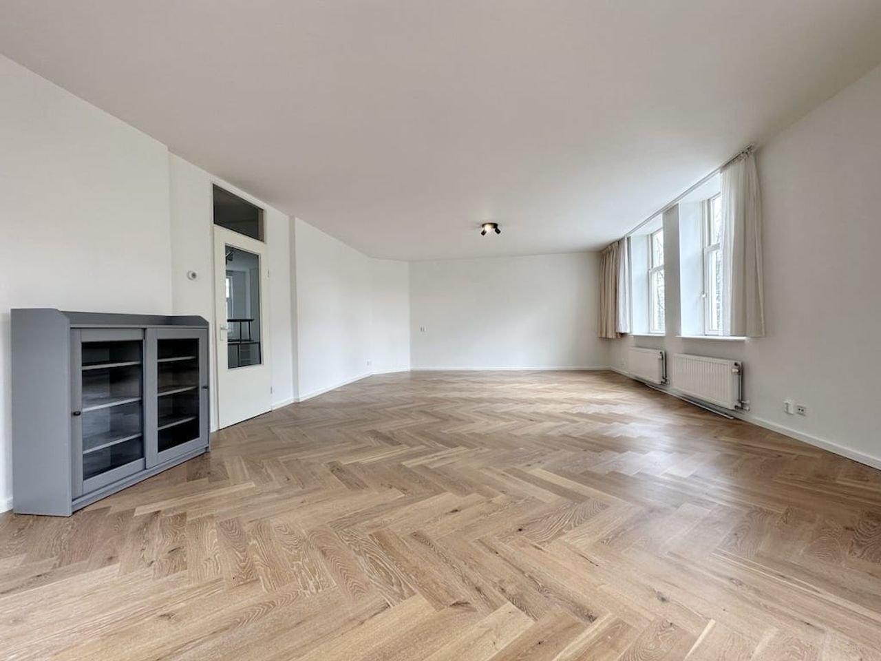 139 m² Apartment with 4 Bedrooms in the Apollo Neighborhood - Image 3