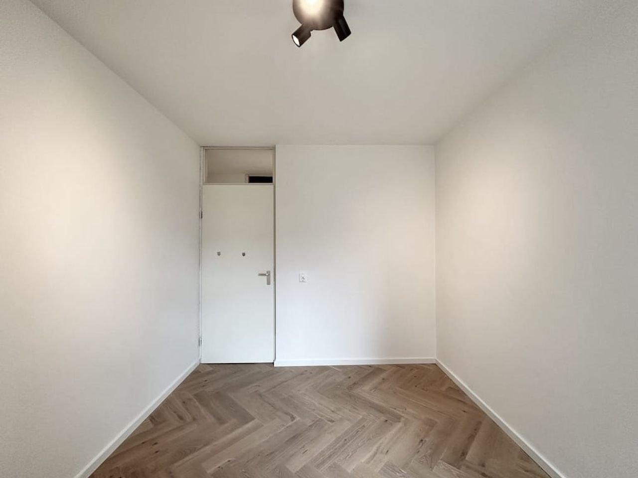 139 m² Apartment with 4 Bedrooms in the Apollo Neighborhood - Image 8