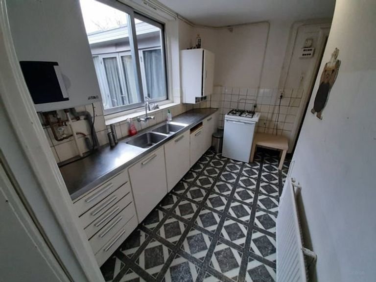 Bright student room in Bomenbuurt - Image 9