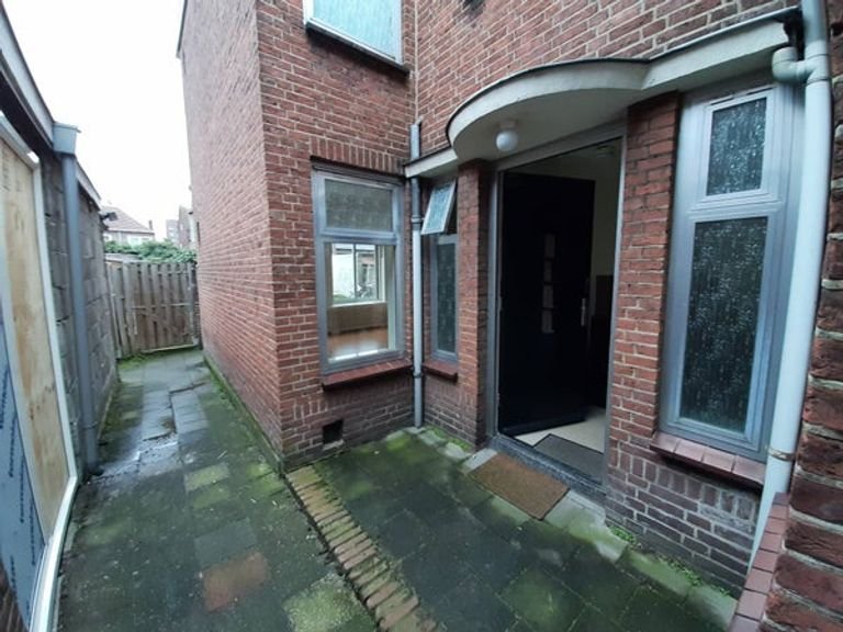 Bright student room in Bomenbuurt - Image 10