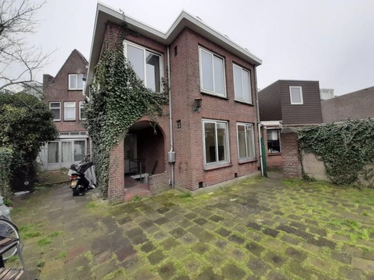 Bright student room in Bomenbuurt - Image 12