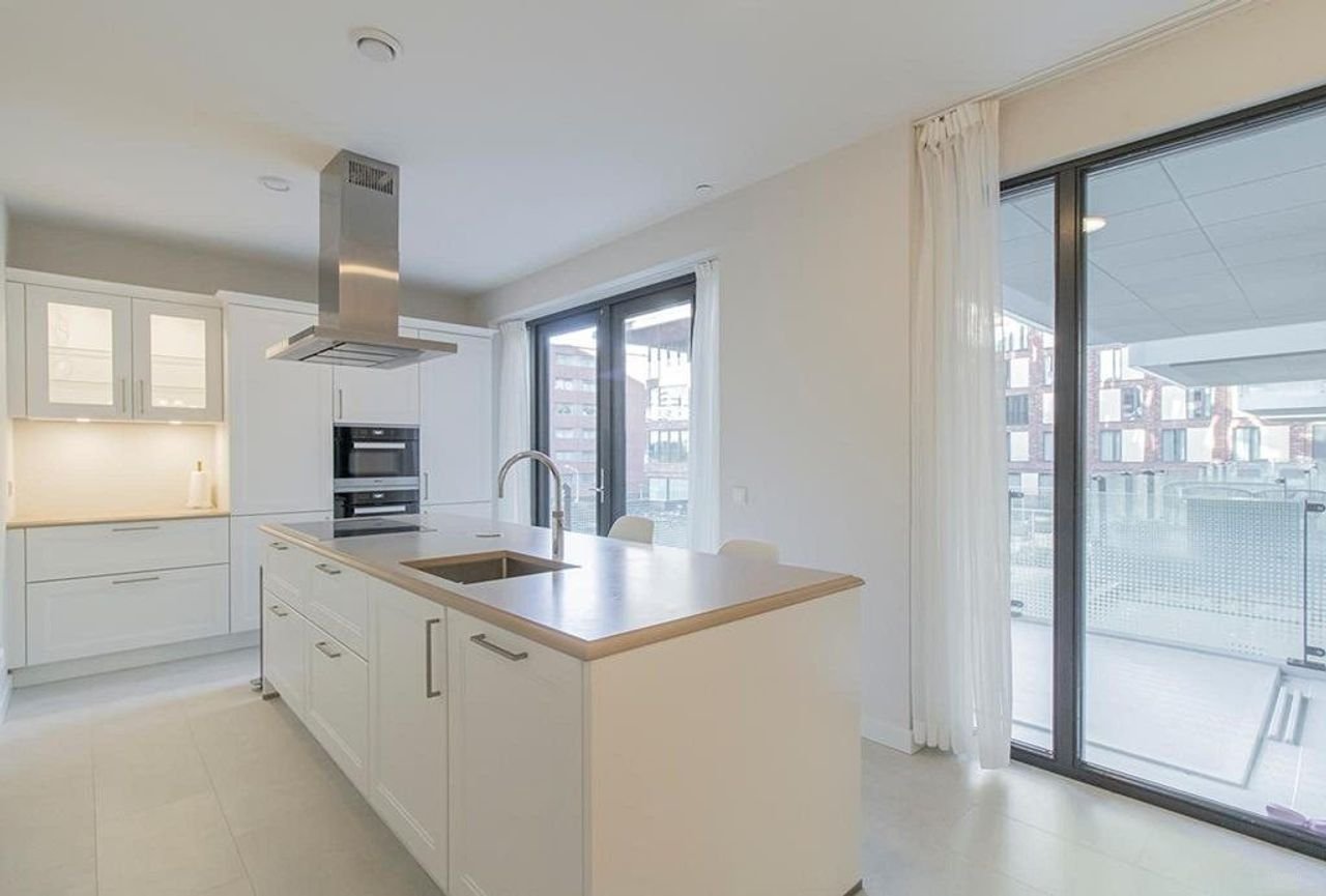 Licht appartement van 145 m² met kookeiland - Afbeelding 11