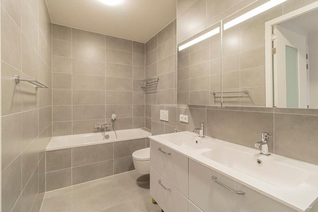 Licht appartement van 145 m² met kookeiland - Afbeelding 18