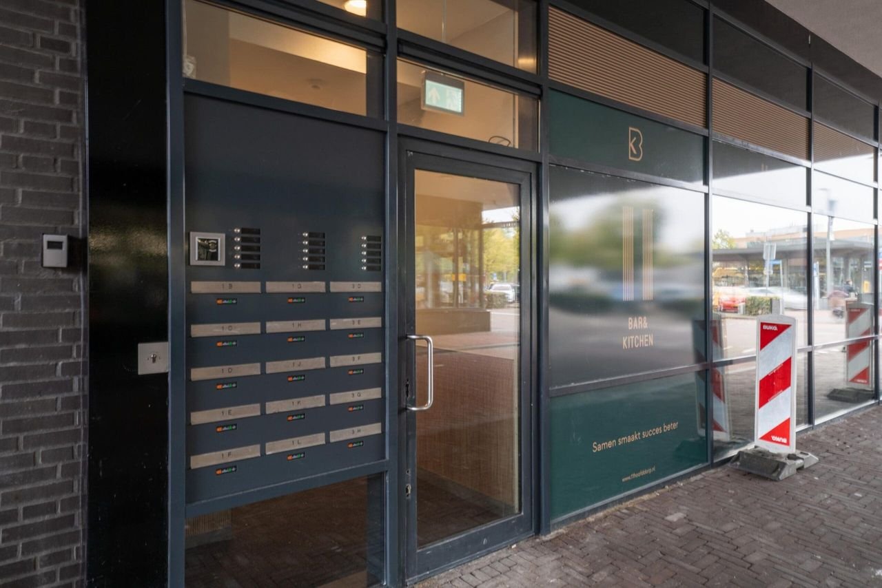 Apartment with 33m² roof terrace - Image 8