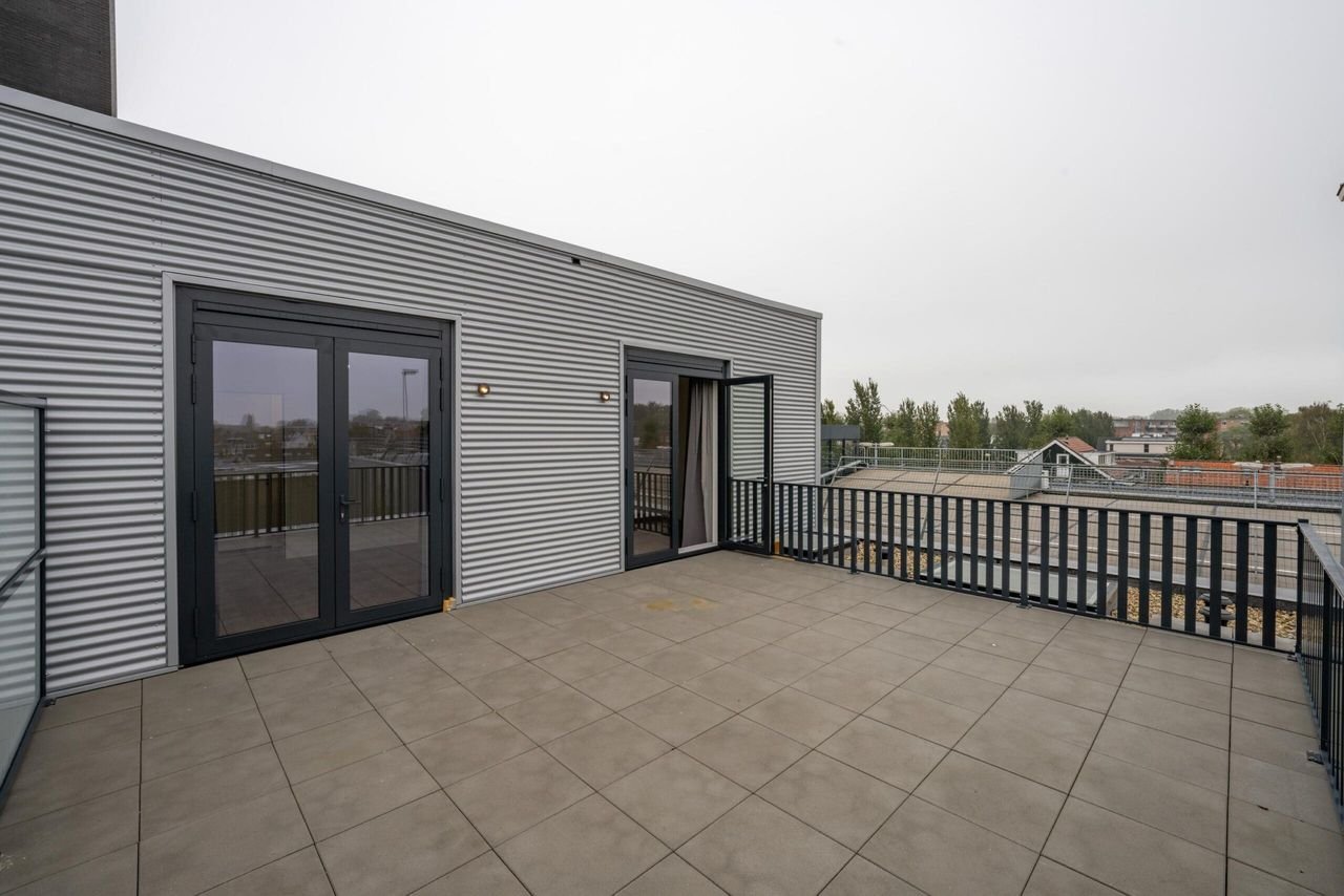 Apartment with 33m² roof terrace - Image 23