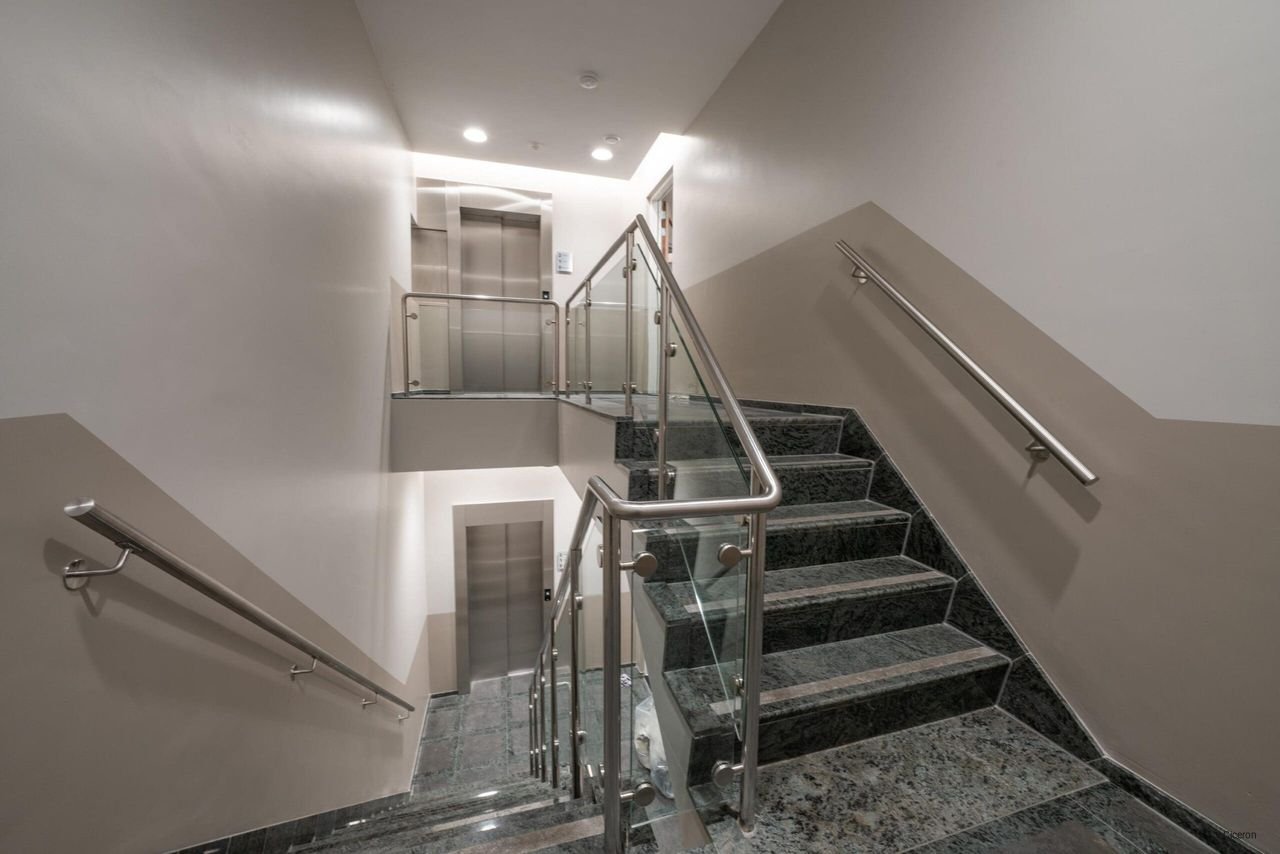 Apartment with 33m² roof terrace - Image 13