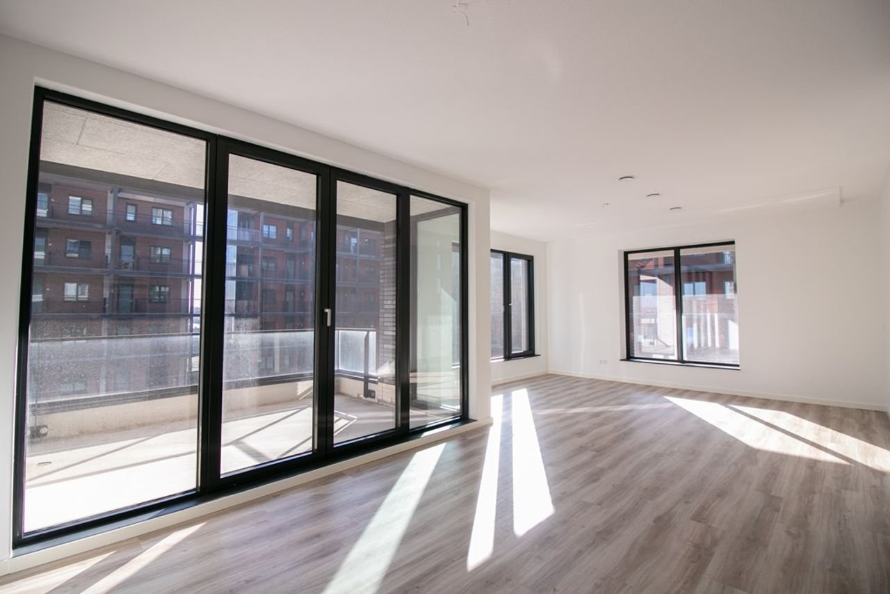 Modern two-bedroom apartment on the IJ river - Image 2