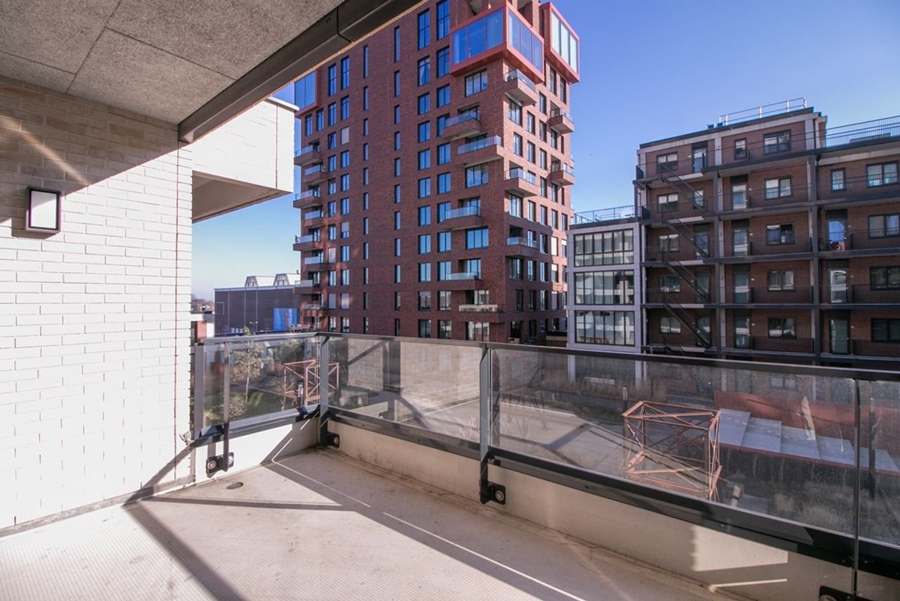 Modern two-bedroom apartment on the IJ river - Image 12