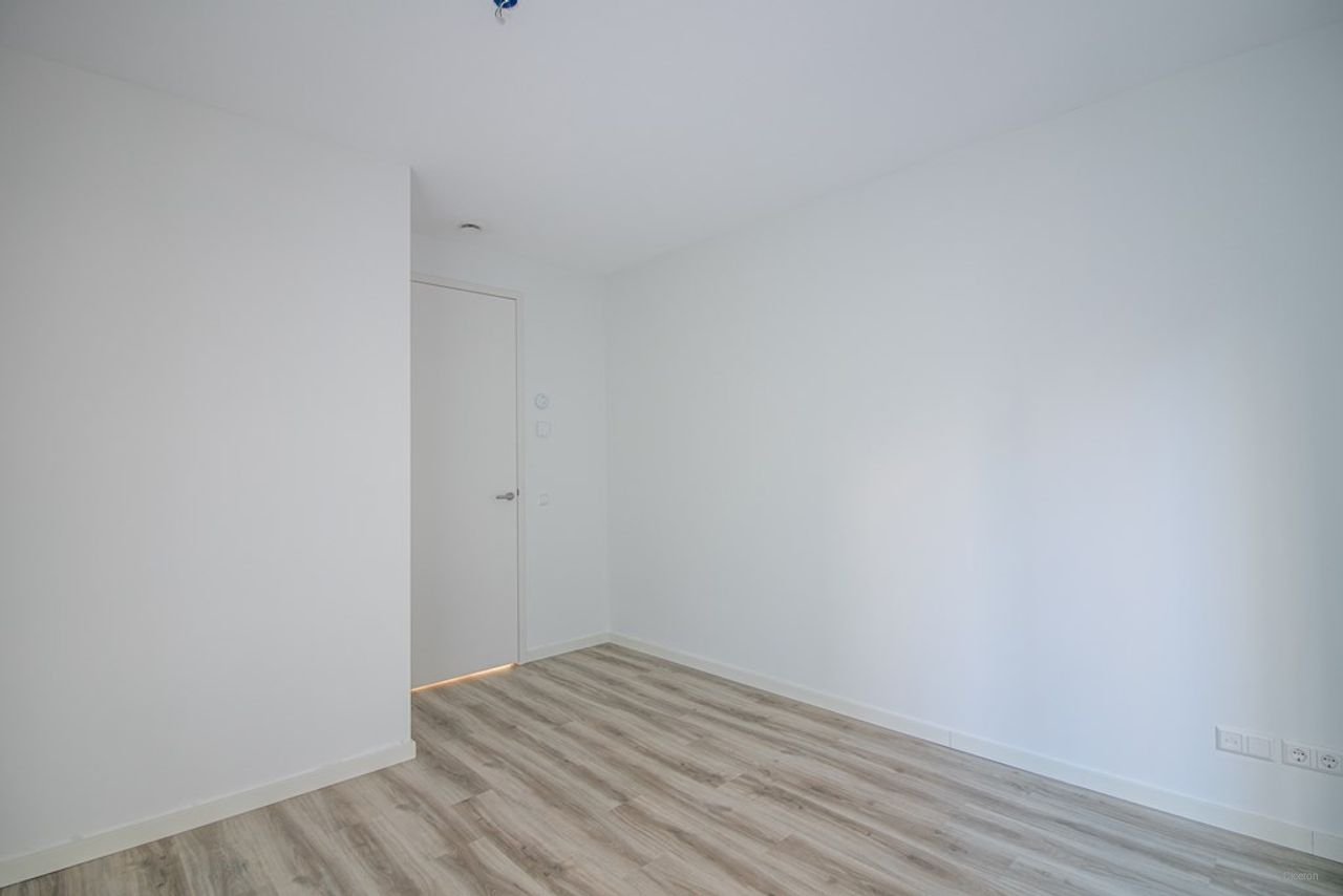 Modern two-bedroom apartment on the IJ river - Image 15