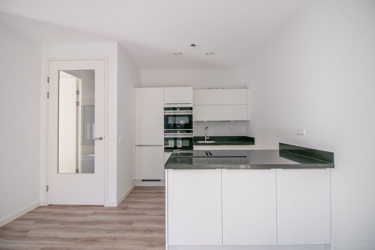 Modern 2-bedroom apartment with balcony at the NDSM Wharf - Image 17