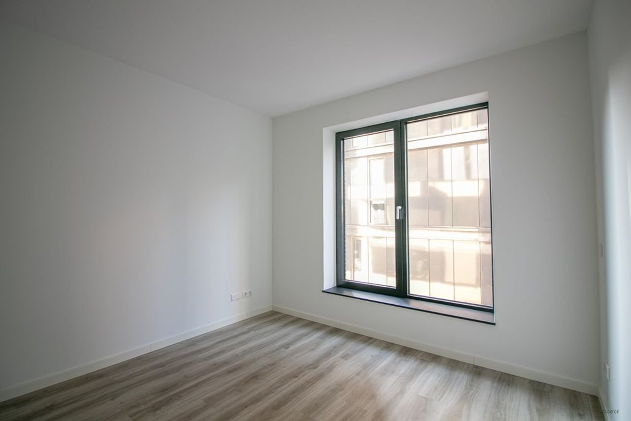 Modern 2-bedroom apartment with balcony at the NDSM Wharf - Image 9