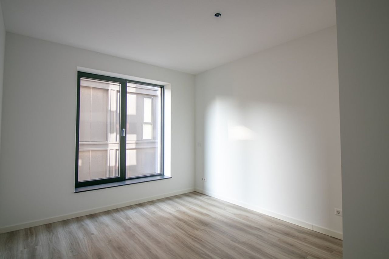 Modern 2-bedroom apartment with balcony at the NDSM Wharf - Image 8