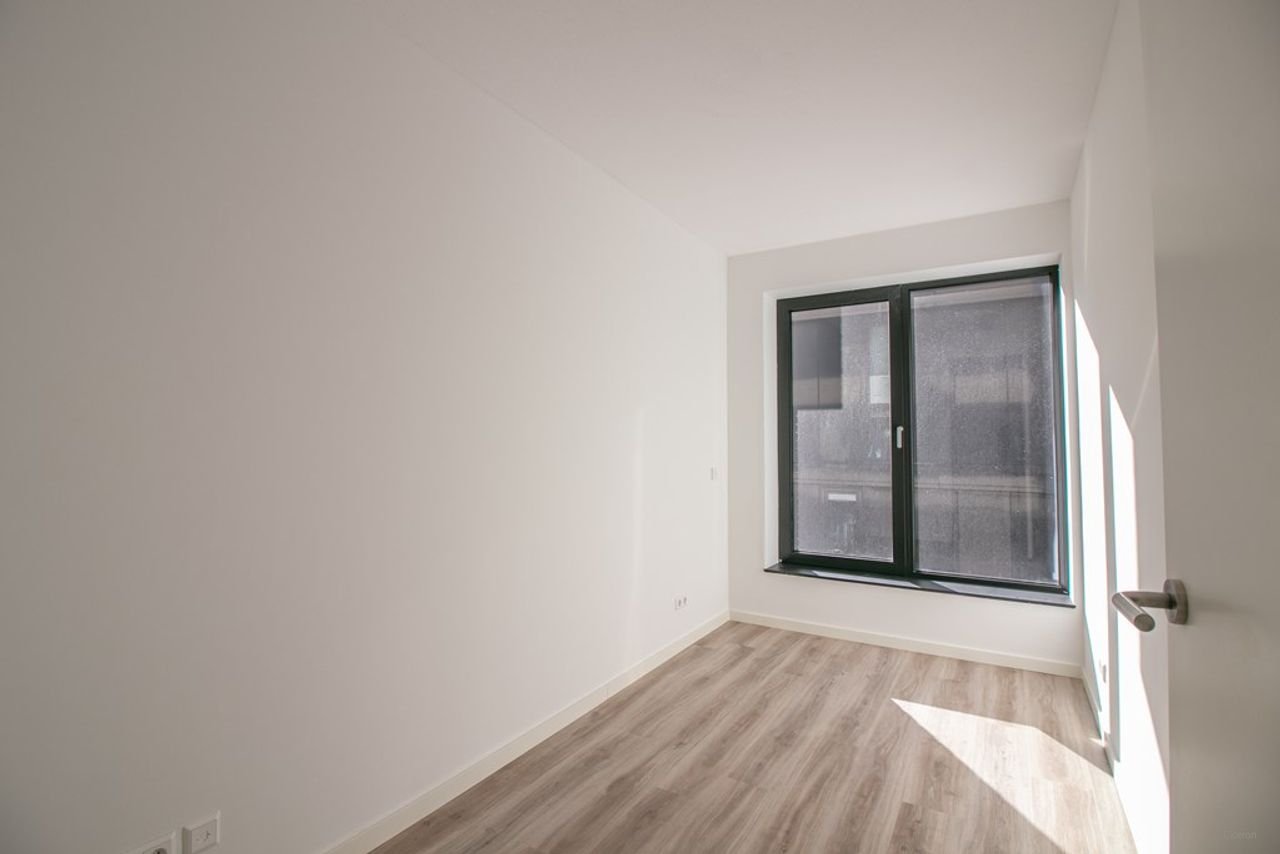 Modern 2-bedroom apartment with balcony at the NDSM Wharf - Image 11