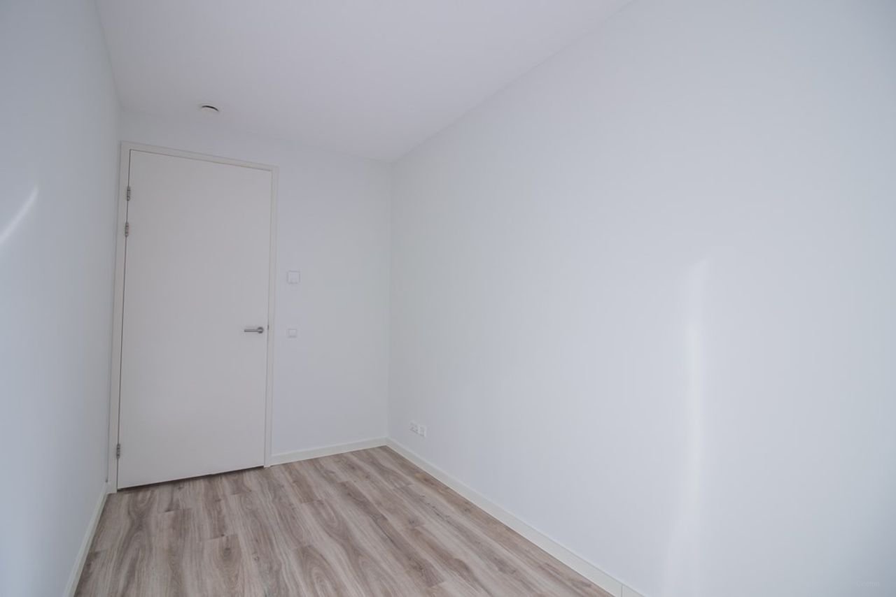 Modern 2-bedroom apartment with balcony at the NDSM Wharf - Image 12