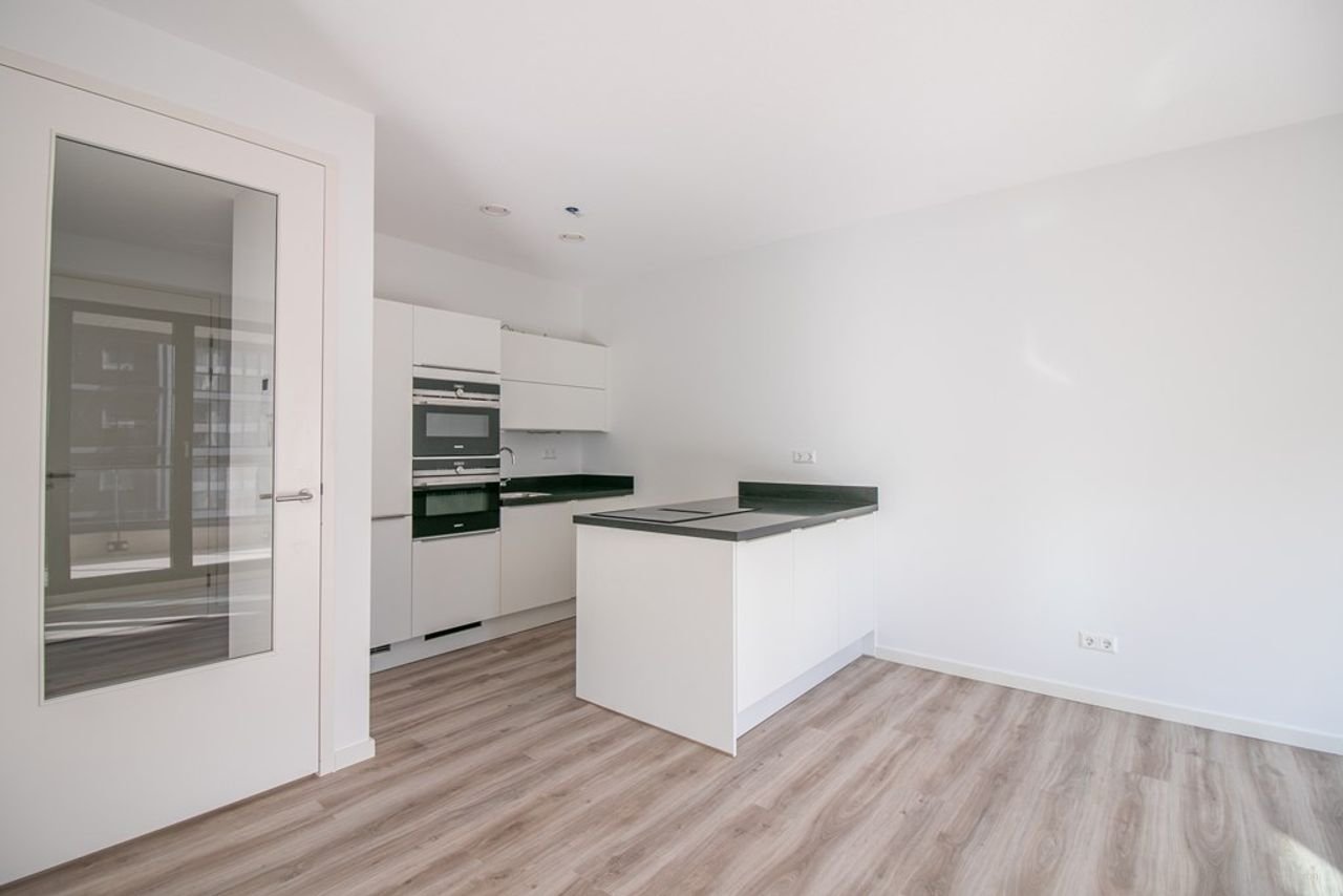 Modern 2-bedroom apartment with balcony at the NDSM Wharf - Image 16