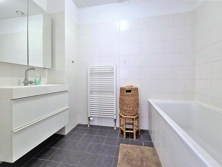 Bright 60m² apartment in Amstelkwartier - Image 19