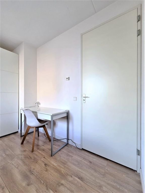 Bright 60m² apartment in Amstelkwartier - Image 24