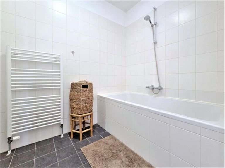 Bright 60m² apartment in Amstelkwartier - Image 18