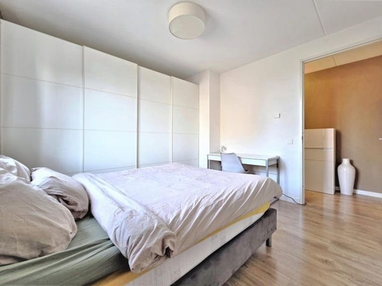 Bright 60m² apartment in Amstelkwartier - Image 25