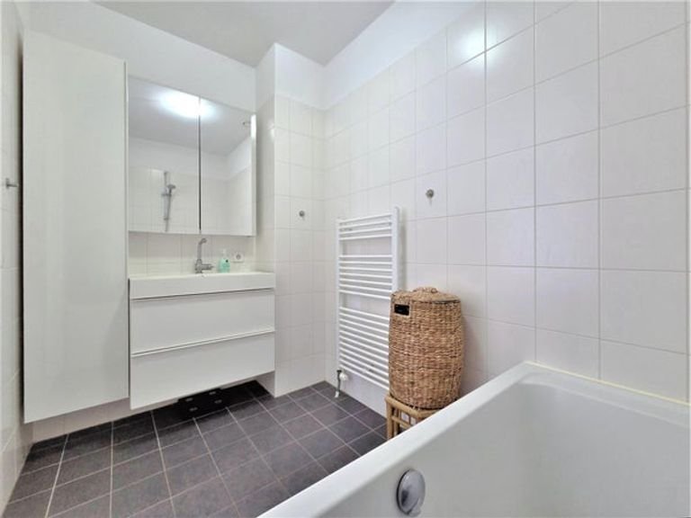 Bright 60m² apartment in Amstelkwartier - Image 20