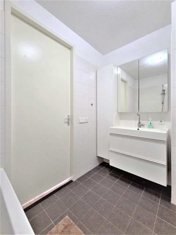 Bright 60m² apartment in Amstelkwartier - Image 21