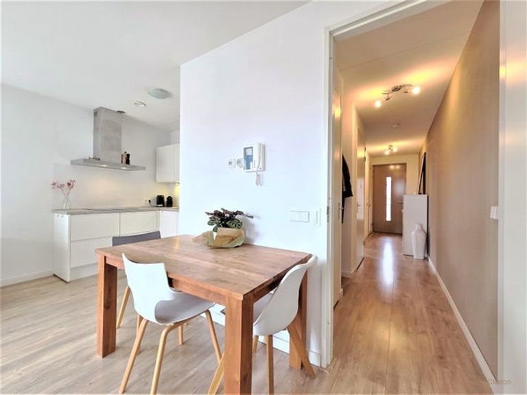Bright 60m² apartment in Amstelkwartier - Image 14