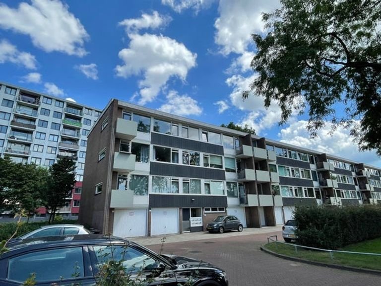 Unfurnished 2-bedroom apartment with two balconies in Rosmalen - Image 1