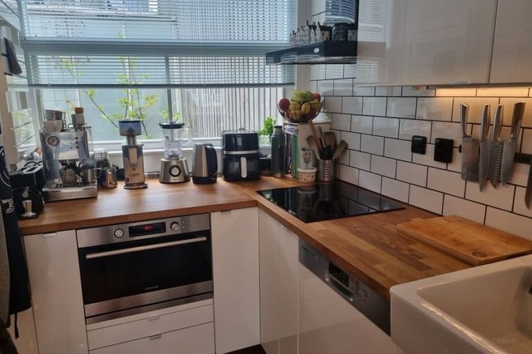 Bright 2-story apartment with terrace - Image 9