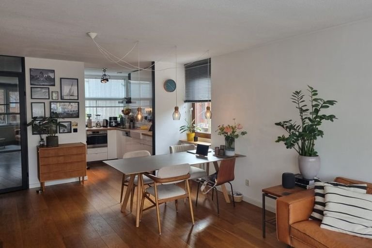 Bright 2-story apartment with terrace - Image 5