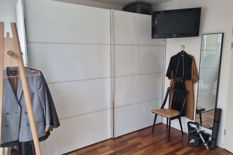 Bright 2-story apartment with terrace - Image 16