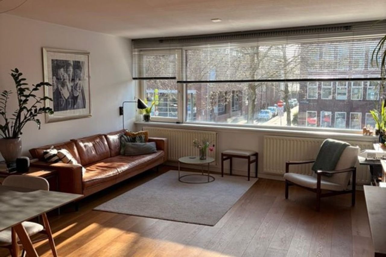 Bright 2-story apartment with terrace - Image 1