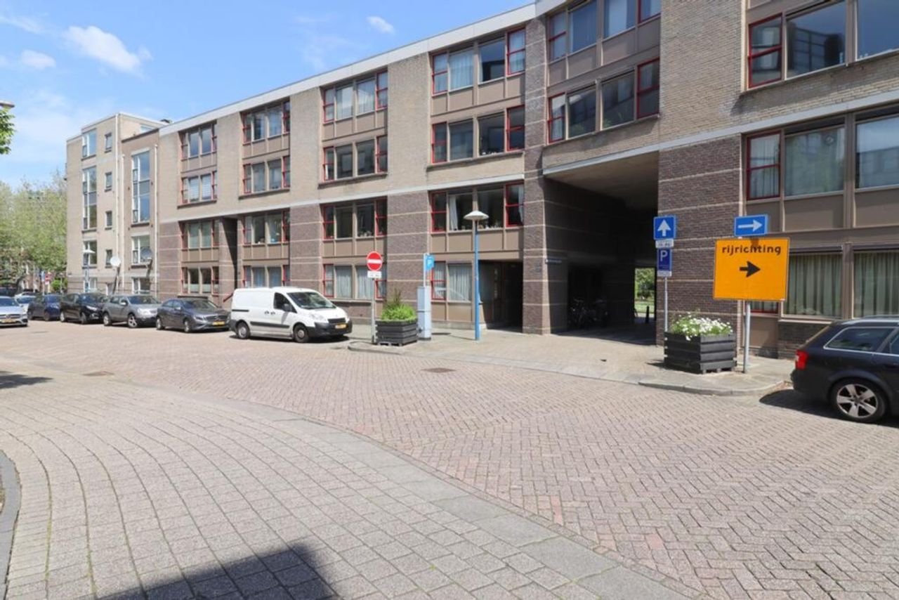 Utrechts stadsappartement met balkon aan groen hofje - Afbeelding 1