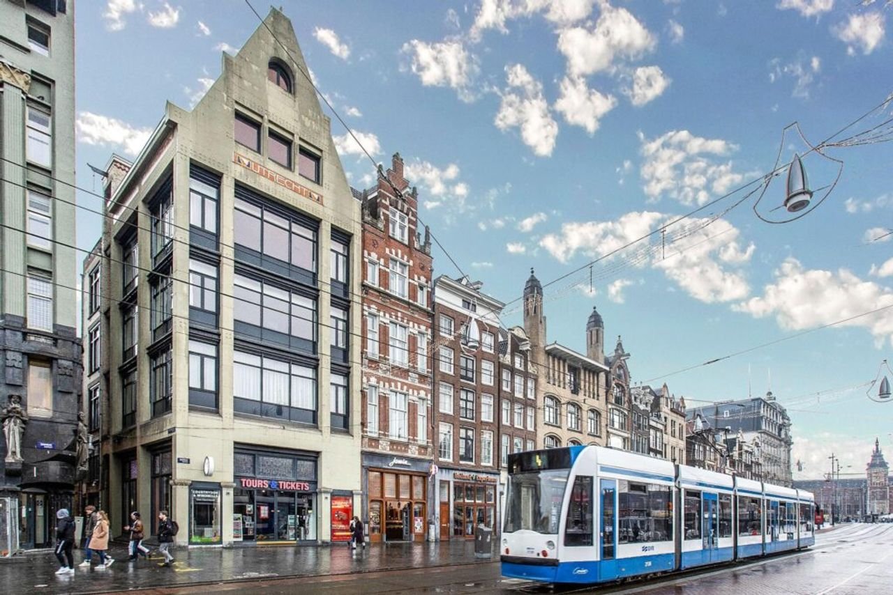 92 m² Upper-Floor Apartment with Roof Terrace in the City Center - Image 1