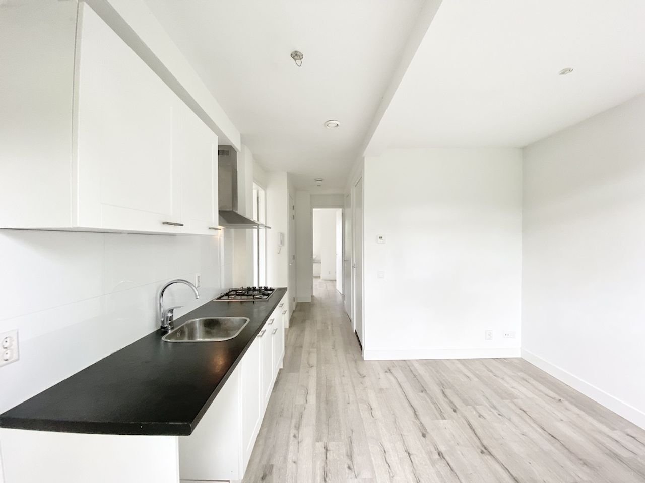 72m² three-bedroom apartment with balcony in Amsterdam - Image 3