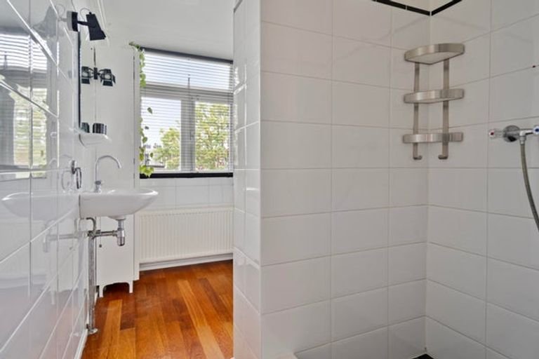 Bright 72m² apartment with roof terrace in De Pijp - Image 15