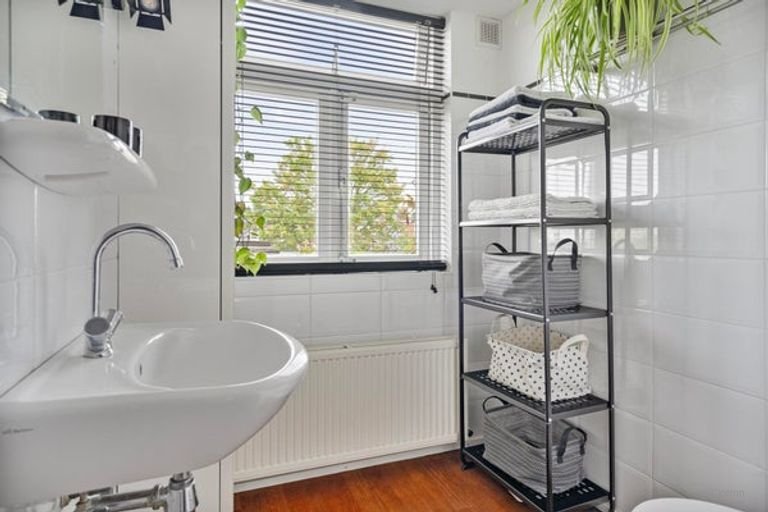 Bright 72m² apartment with roof terrace in De Pijp - Image 16