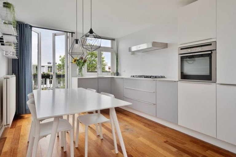 Bright 72m² apartment with roof terrace in De Pijp - Image 8