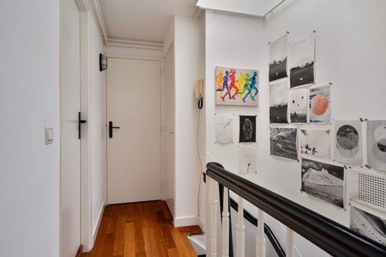 Bright 72m² apartment with roof terrace in De Pijp - Image 14