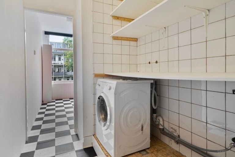 Bright 72m² apartment with roof terrace in De Pijp - Image 22