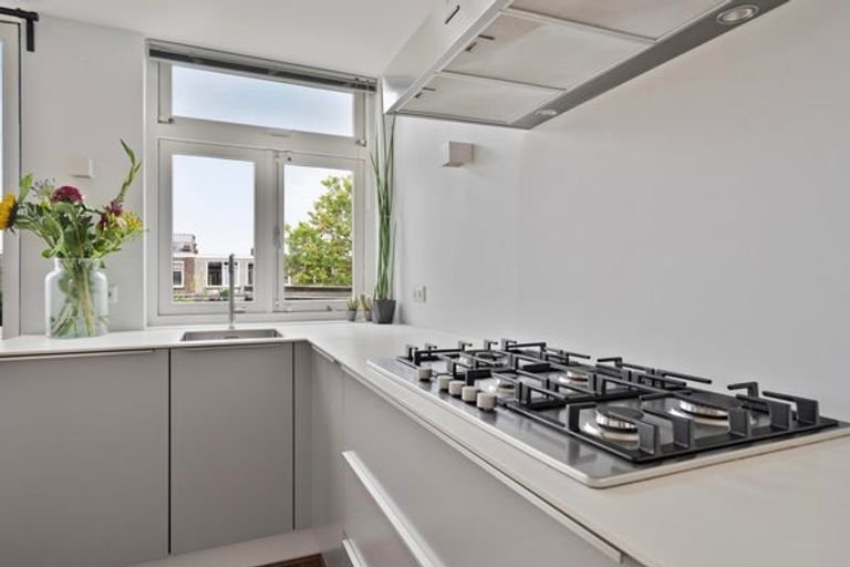 Bright 72m² apartment with roof terrace in De Pijp - Image 10