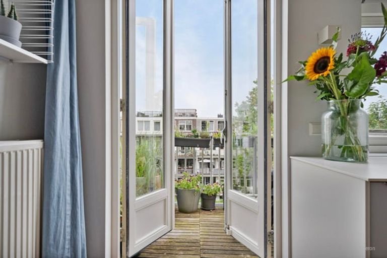 Bright 72m² apartment with roof terrace in De Pijp - Image 11