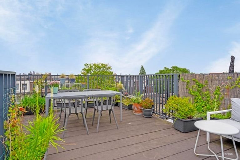 Bright 72m² apartment with roof terrace in De Pijp - Image 19