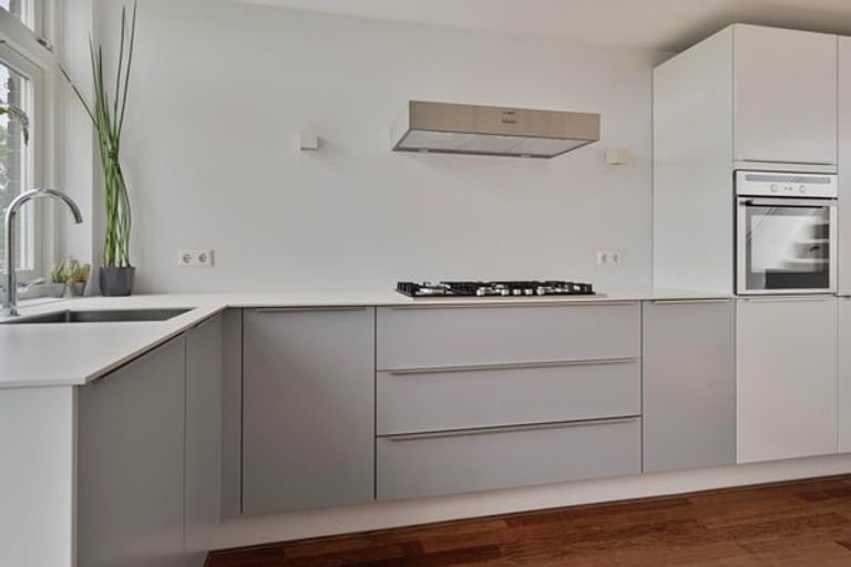 Bright 72m² apartment with roof terrace in De Pijp - Image 9