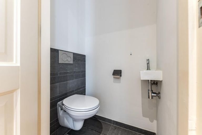 Furnished 65m² apartment in De Pijp - Image 24