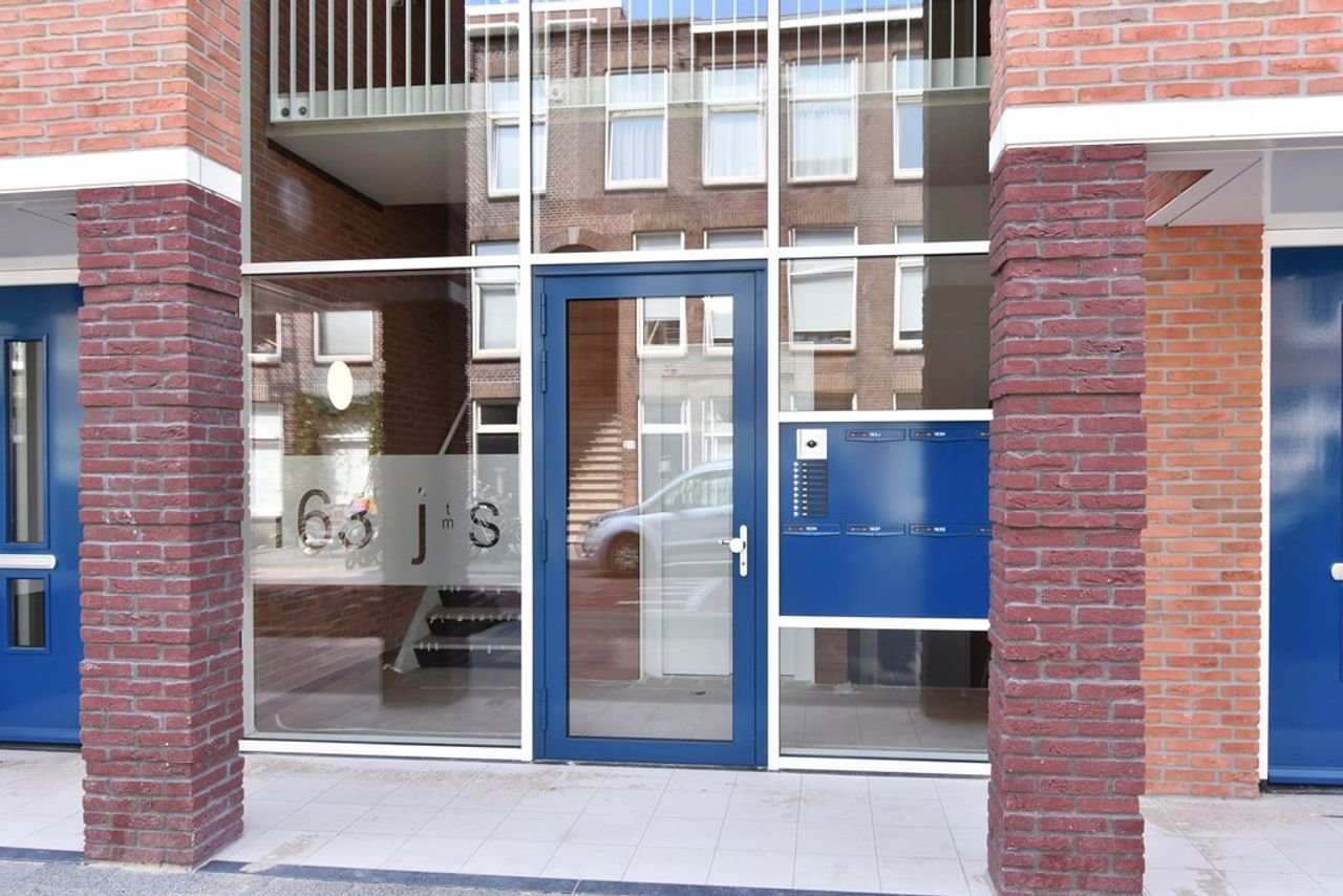 Maisonette in Bezuidenhout with private parking space - Image 1