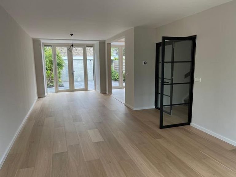 Renovated family home with 5 bedrooms and garage - Image 2