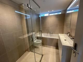 Renovated family home with 5 bedrooms and garage - Image 8